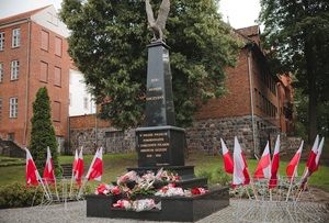 W hołdzie bohaterom 