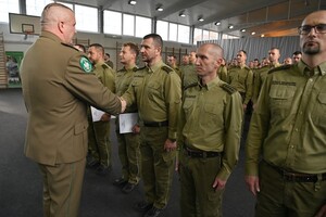 Przyszli oficerowie odebrali dyplomy ukończenia szkolenia w Centrum Szkolenia SG 