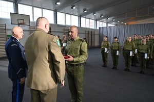 Przyszli oficerowie odebrali dyplomy ukończenia szkolenia w Centrum Szkolenia SG 