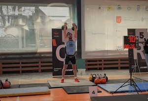 Funkcjonariusz Centrum Szkolenia Straży Granicznej na podium 