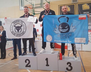 Funkcjonariusz Centrum Szkolenia Straży Granicznej na podium 