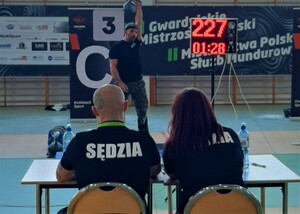 Srebro w rękach funkcjonariusza Straży Granicznej 