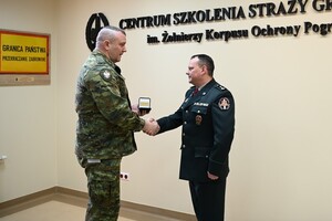 Komendant CSSG wręcza medal z okazji 100-lecia powołania Korpusu Ochrony Pogranicza 