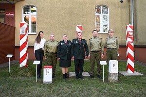 Wspólne zdjęcie przed sztabem CSSG 
