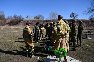 Insruktor CSSG wraz ze słuchaczami w trakcie zajęć w terenie 