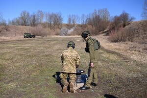 Instruktor i słuchacz podczas zajęć w terenie 
