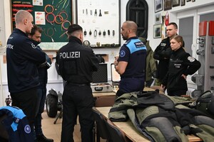 Instruktor i kursanci w sali skoleniowej 
