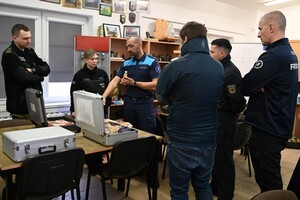 Instruktor i słuchacze w trakcie szkolenia 