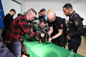 Oględziny broni pod okiem specjlaisty z CLKP 