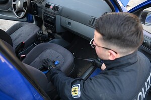 Sluchacz sprawdza pojazd podczas szkolenia 