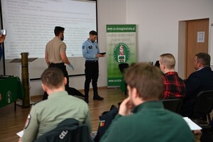 Słuchacze i instruktor podczas zajęć 