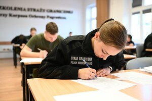 Słuchacze podczas egzaminu z prawa 