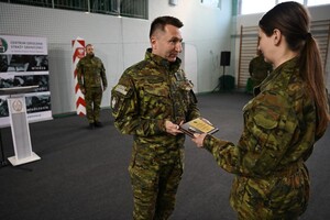 Zastępca Kkomendanta CSSG wręcza grawerton prymusowi szkolenia 