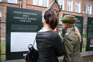 Uczestnicy oglądają wystawę 
