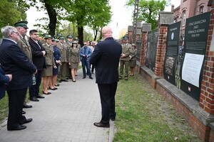 Uczestnicy podczas omawiania wystawy 