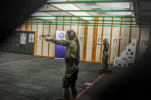 Funkcjonariuszka CSSG podczas strzelania 