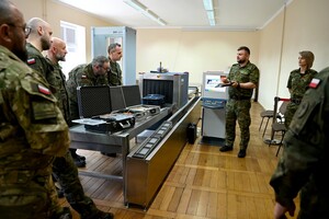 Delegacja w sali z zakresu bezpieczeństwa w komunikacji 