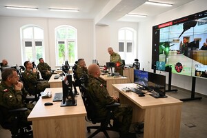 Wizyta delegacji w sali szkoleniowej bezzałogowych statków powietrznych 