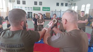 Młodzież podczas pokazu technik interwencji 
