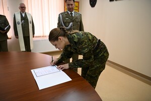 Złożenie podpisu przez funkcjonariuszkę 