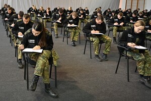 Kursancie w trakcie egzaminu 