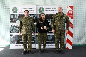 Pamiatkowe zdjęcia Komendantów Centrum Szkolenia SG z prymusem szkolenia 