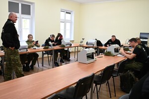 Wykładowca i słuchacze podczas zajęć 