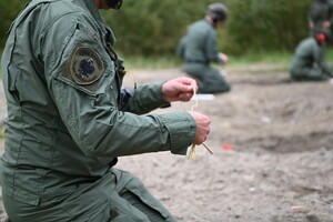 Funkcjonariusz w polowej bazie minersko-pirotechnicznej 