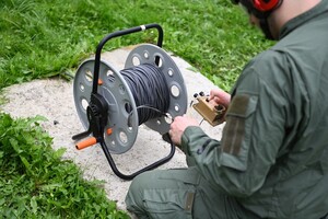 Funkcjonariusz w polowej bazie minersko-pirotechnicznej 