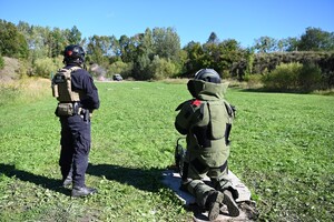Funkcjonariusze w trakcie ćwiczeń w polowej bazie minersko-pirotechnicznej 