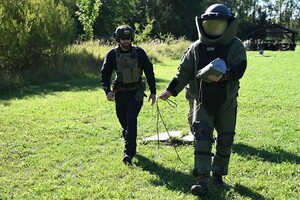 Funkcjonariusze w trakcie ćwiczeń w polowej bazie minersko-pirotechnicznej 