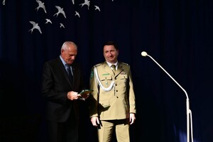 Wręczenie pamiątkowej statuetki 