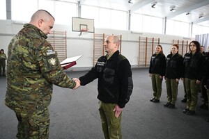 Wręczenie grawertonu z absolwentką 