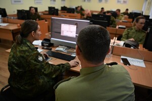 Funkcjonariuszka podczas egzaminu 