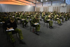 Słuchacze podczas egzaminu 