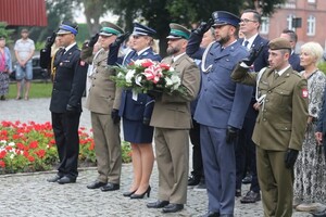 Złożenie kwiatów pod pomnikiem 