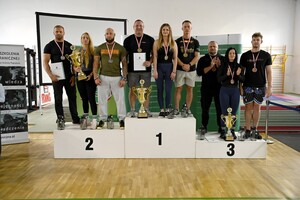 Laureaci zawodów w klasyfikacji drużynowej na podium 