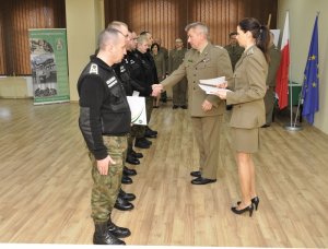 Uroczyste wręczenie świadectw absolwentom szkolenia w zakresie szkoły chorążych 