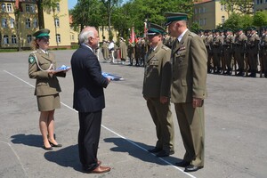 Burmistrz Kętrzyna Pan Krzysztof Hećman przekazuje na ręce Komendanta Centrum Szkolenia Straży Granicznej płk. SG Michała Stachyry flagę naszego miasta 