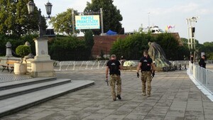 Funkcjonariusze podczas przygotowań do przyjazdu Papieża Franciszka do Częstochowy. 